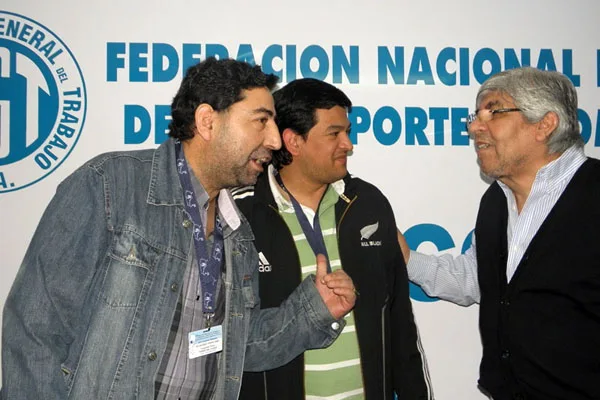 Pedro Velázquez habla con Hugo Moyano en la previa del encuentro.