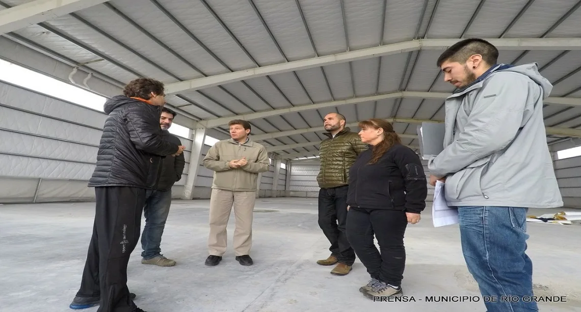 El intendente Melella visitó la obra del gimnasio municipal que se construye en el B° Malvinas Argentinas