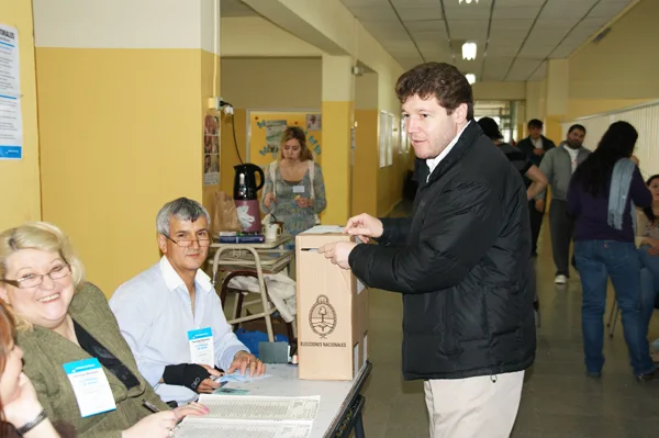 Gustavo Melella, al momento de votar en la Escuela de Comercio III.