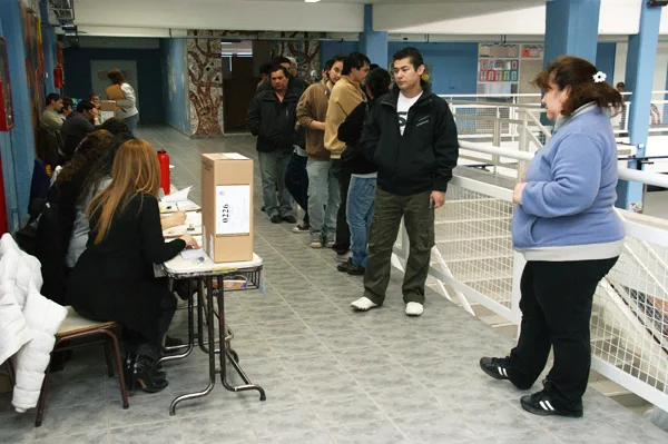 La concurrencia de votantes es fluida en toda la ciudad.