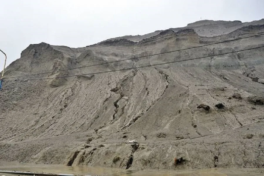 Comodor Rivadavia: Encuentran restos óseos humanos que habrían descendido desde el cerro Chenque tras las tormentas