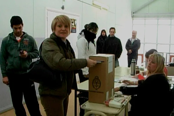 Nélida Belous, al momento de emitir su voto en la Escuela 14.