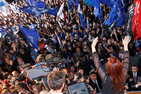 Cristina Fernández saluda a los militantes del FPV antes de su discurso.