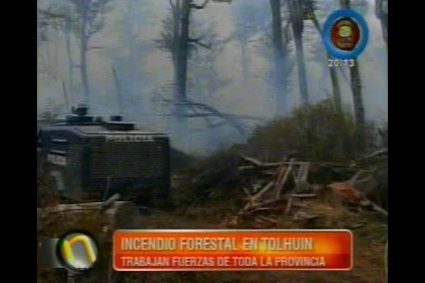 El incendio en Tolhuin, reflejado por Canal 13 de Río Grande.
