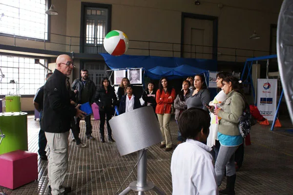 Joaquín fargas dialoga junto a los docentes que participaron de la muestra.