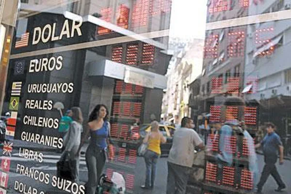 AFIP y Banco Central controlan la compra y venta de dólares.