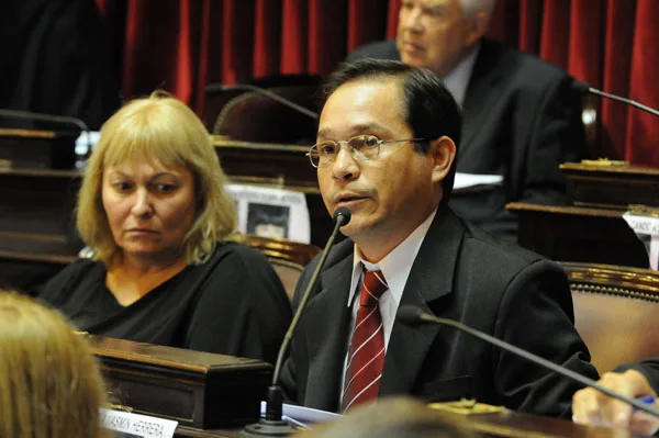 Osvaldo López durante la sesión del Senado; a su lado María Rosa Díaz.