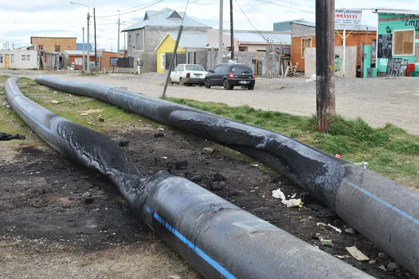 Los caños plásticos, inutilizados por el fuego.