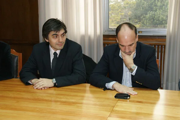 Paulino Rossi en la reunión. A su lado, Pablo Blanco.