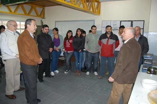 Jorge Martín al momento del contacto con las autoridades de la escuela técnica.