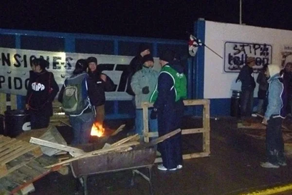 Los trabajadores durante las jornadas de protesta en el acceso a la fábrica.