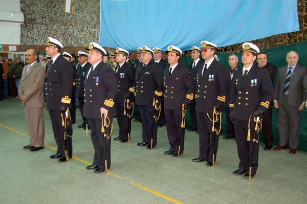 Autoridades navales saludan al pabellón nacional al inicio del acto.