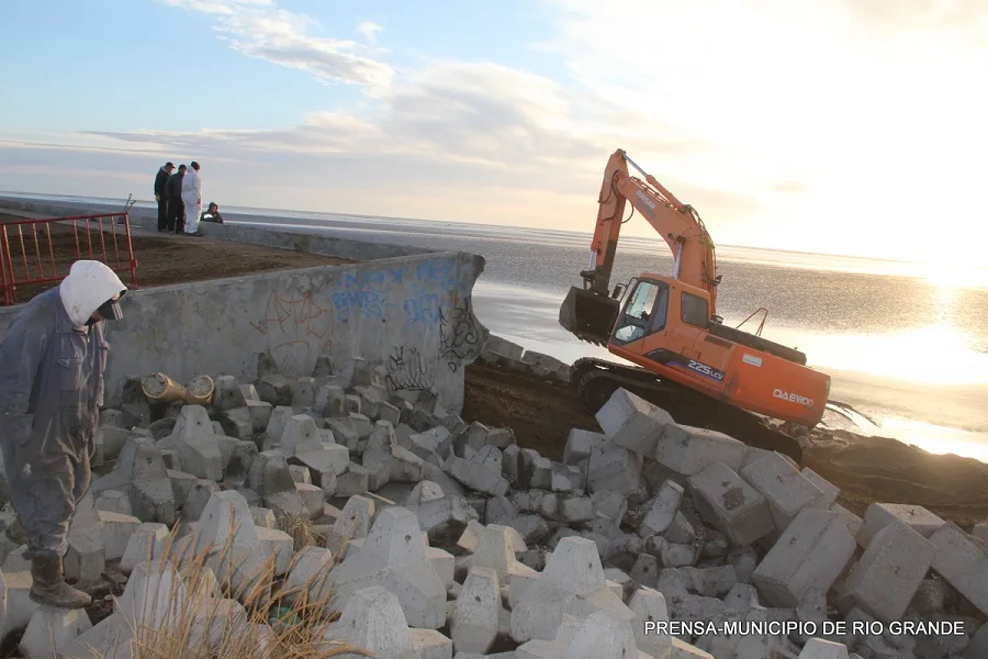 El municipio trabaja en la reparación de un sector del muro costanero
