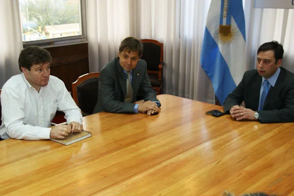 Gustavo Melella junto a Federico Sciurano y Guillermo Aramburu, en la primera reunión.