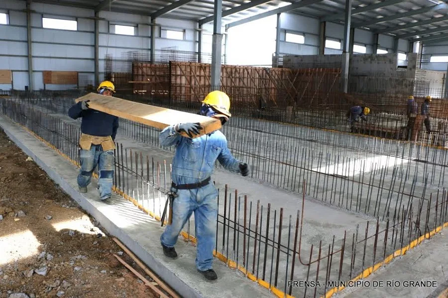 En Río Grande buscan reducir el costo de la obra pública