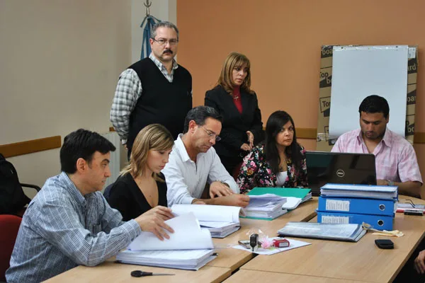 Momento en que se revisaba uno de los sobres de las empresas oferentes.