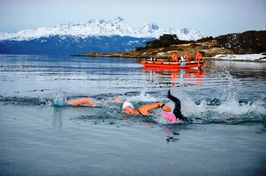 35 atletas desafiaron las frías aguas del Fin del Mundo