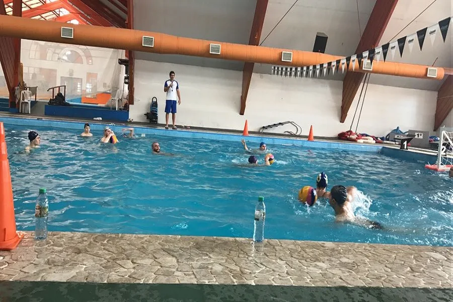 Se brindó clínica deportiva de waterpolo en el Natatorio Municipal Eva Perón