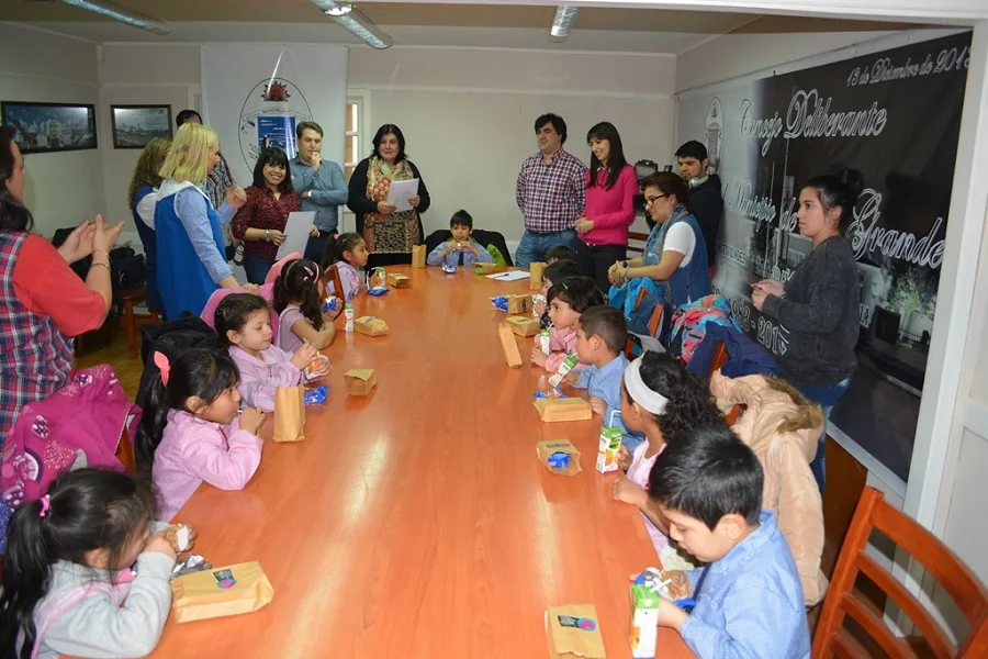 Alumnos del Jardín N° 27 presentaron el proyecto Ariela, La Botera’ la plaza del barrio