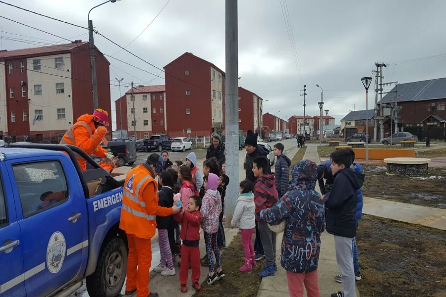 Campaña Solidaria: Defensa Civil Municipal recorrió  barrios de la ciudad entregando juguetes regalando 