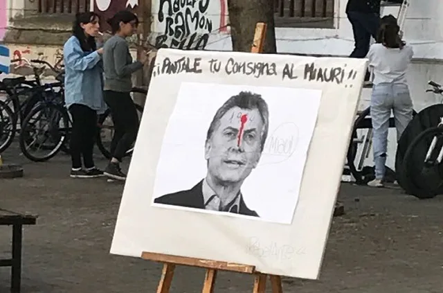  Facultad de Humanidades: Exhibieron una foto de Macri con un tiro en la frente