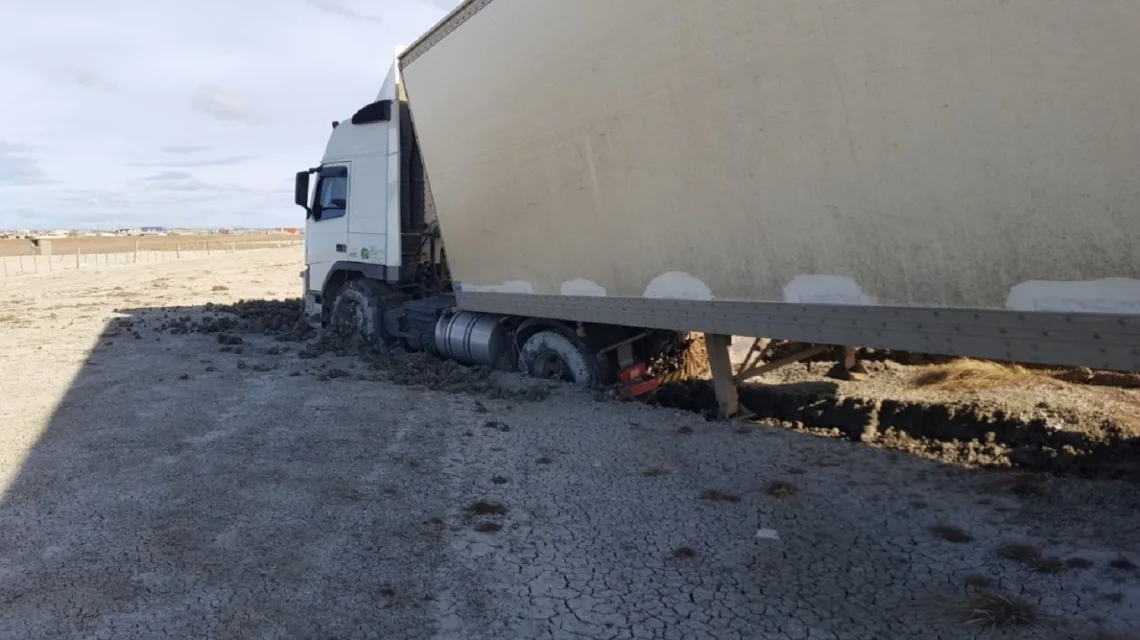 En Río Grande, el viento logró que un camión de gran porte, despistara