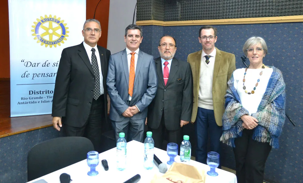 De izq. a der: El presidente del Roary Club Río Grande, Prof. Miguel Vázquez, junto a los doctores, 