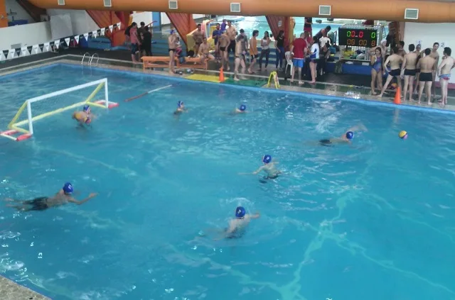 Primer torneo de whaterpolo en en natatorio Eva Perón