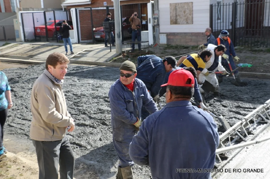 Río Grande proyecta pavimentar calles en 27 barrios de la ciudad