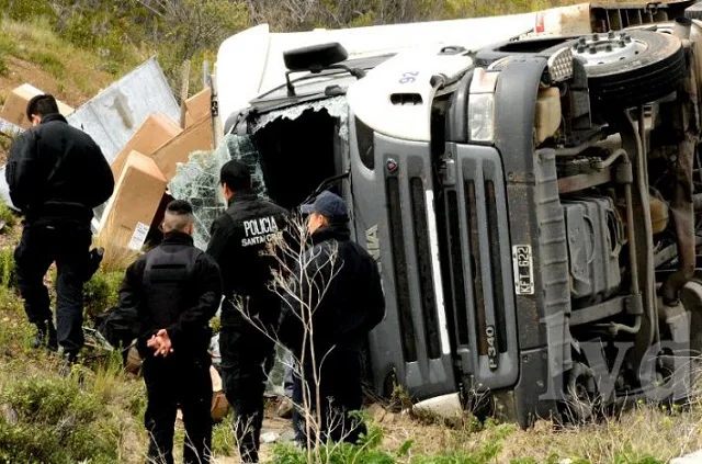 Un camión cargado de equipos de aire acondicionado volcó en la Ruta 3