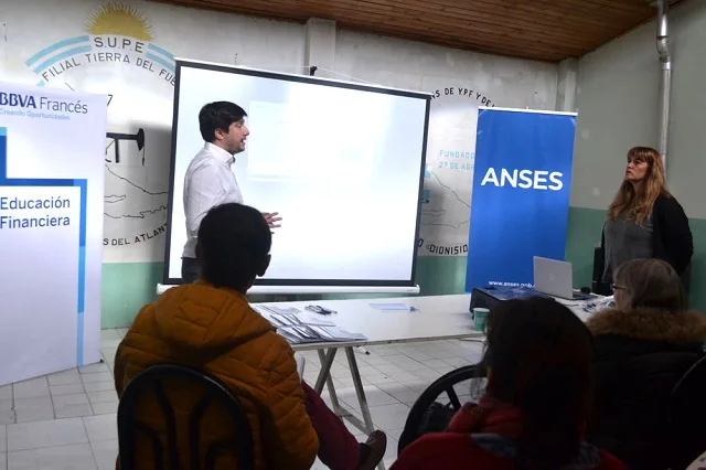 Randón Sangado de Anses Río Grande y Sandra Busquet, del Banco Francés, durante la capacitación.