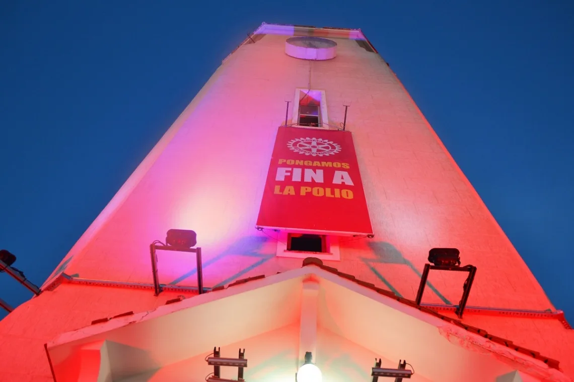  Lucha contra la Poliomielitis: La Torre de Agua, se vistió de rojo