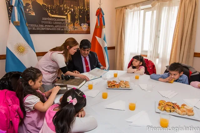 Arcando compartió un desayuno con docentes y alumnos del Jardín N° 7