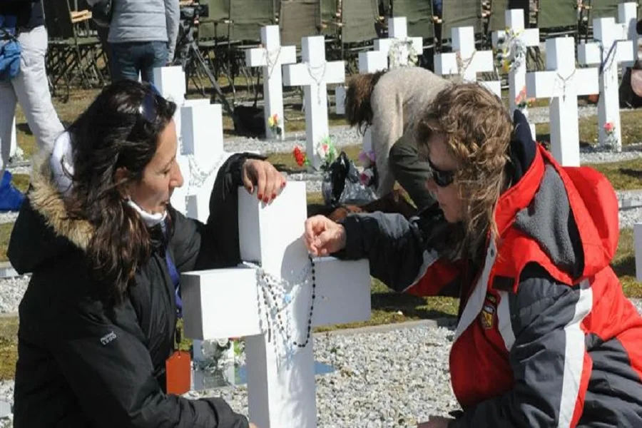 Malvinas: A 35 años de la guerra, lograron identificar 88 tumbas de soldados argentinos sepultados como NN