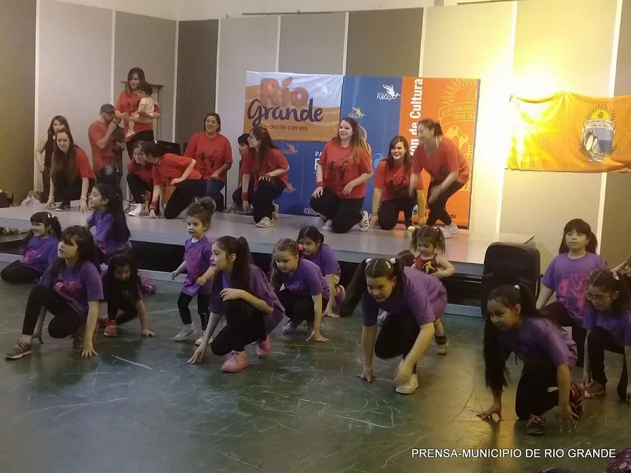 Bailarines de folklore y Hip Hop de Río Grande se presentarón en Festival de danzas de Ushuaia