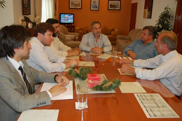 Jorge Martín y Gustavio Melella, junto a funcionarios y autoridades de la estancia María Behety.