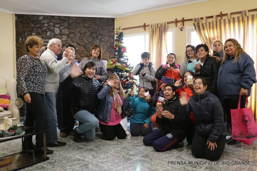 Alumnos del CAAD entregaron pan dulces a vecinos de la ciudad