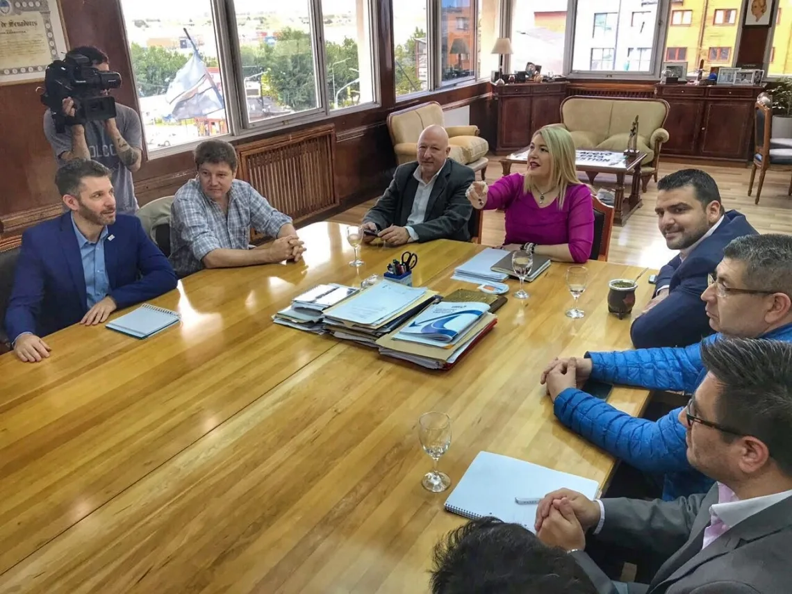El Intendente de Río Grande, Prof. Gustavo Melella, participó de la reunión que se realizó en Casa de Gobierno