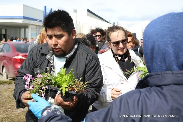 Este viernes se entregaron plantines en Margen Sur y Chacra XIII