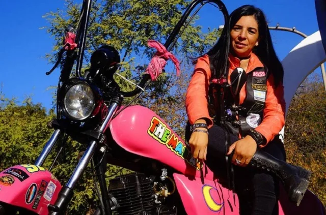 Una maestra motoquera viajará hacia Ushuaia por sus alumnos