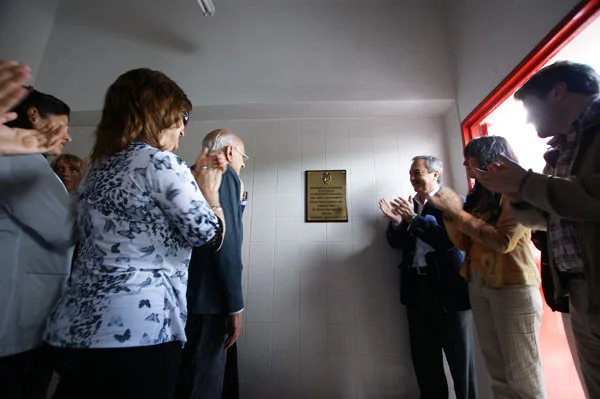Momento en que descruben la placa conmemorativa de la reinauguración. GALERIA DE IMAGENES