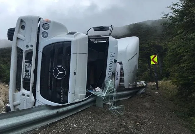 Camión de la empresa Logan volcó en la ruta 3, en cercanías de Ushuaia