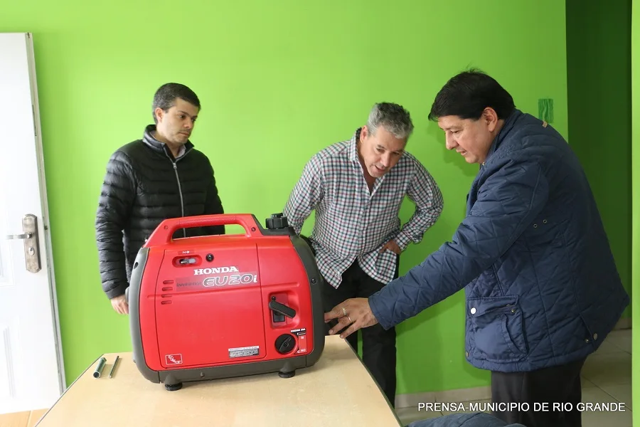 El Municipio continúa entregando equipos generadores de respaldo para vecinos electro dependientes