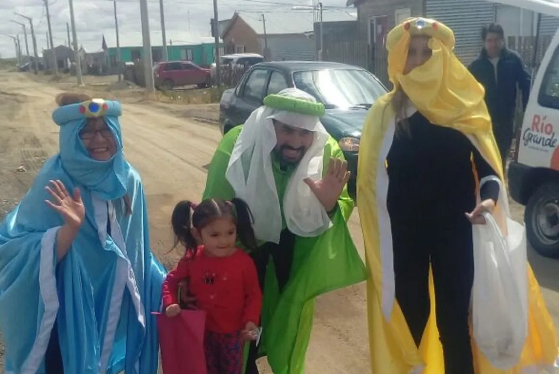 Los Reyes Magos recorrieron la ciudad repartiendo regalos entre los niños 