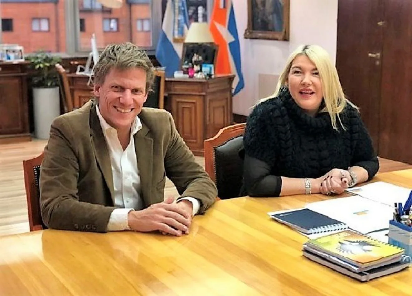 Gastón Fossati,de ARBA  y la gobernadora de Tierra del Fuego, Rosana Bertone, encabezaron el acto de la firma del convenio