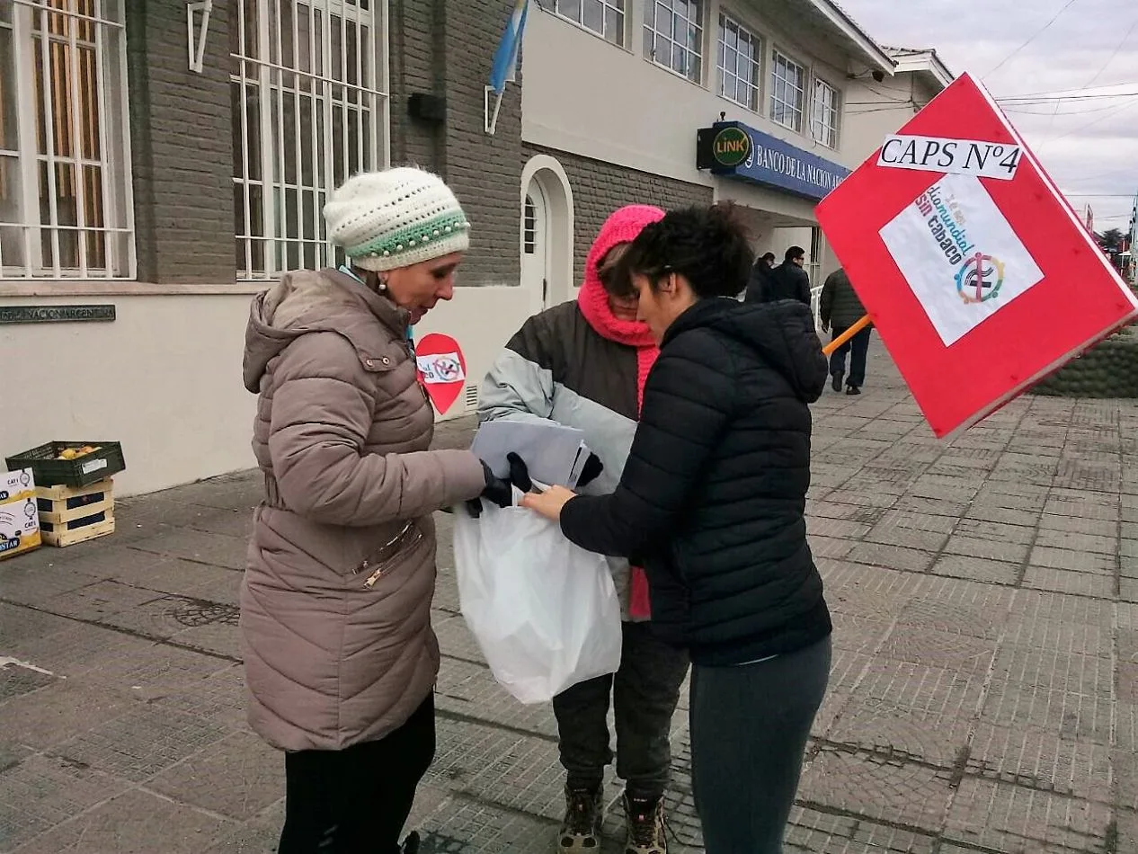 La Dra. Franchini entrega folletería en las calles de Río Grande.