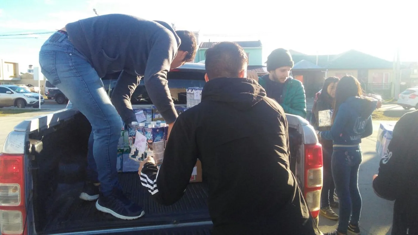 Estudiantes entregan leche recolectada  en las Olimpíadas Estudiantiles