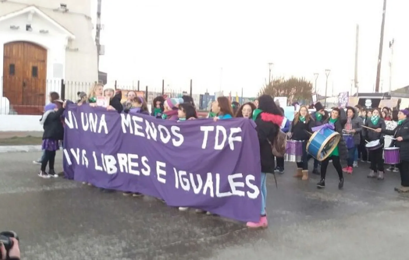 Un grupo de feministas marchó por las calles de Río Grande.