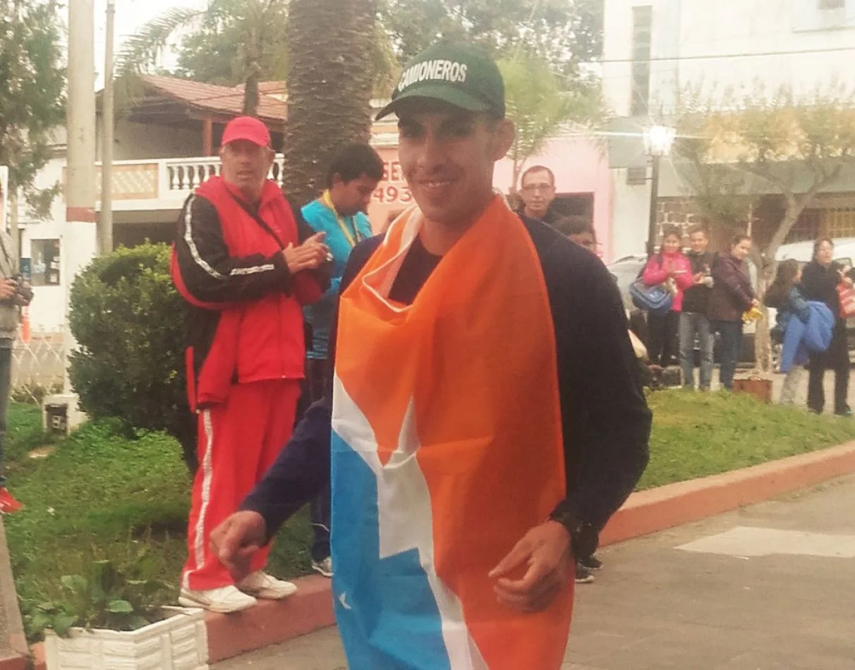 EN LA PLAZA. Con la bandera de Tierra del Fuego.