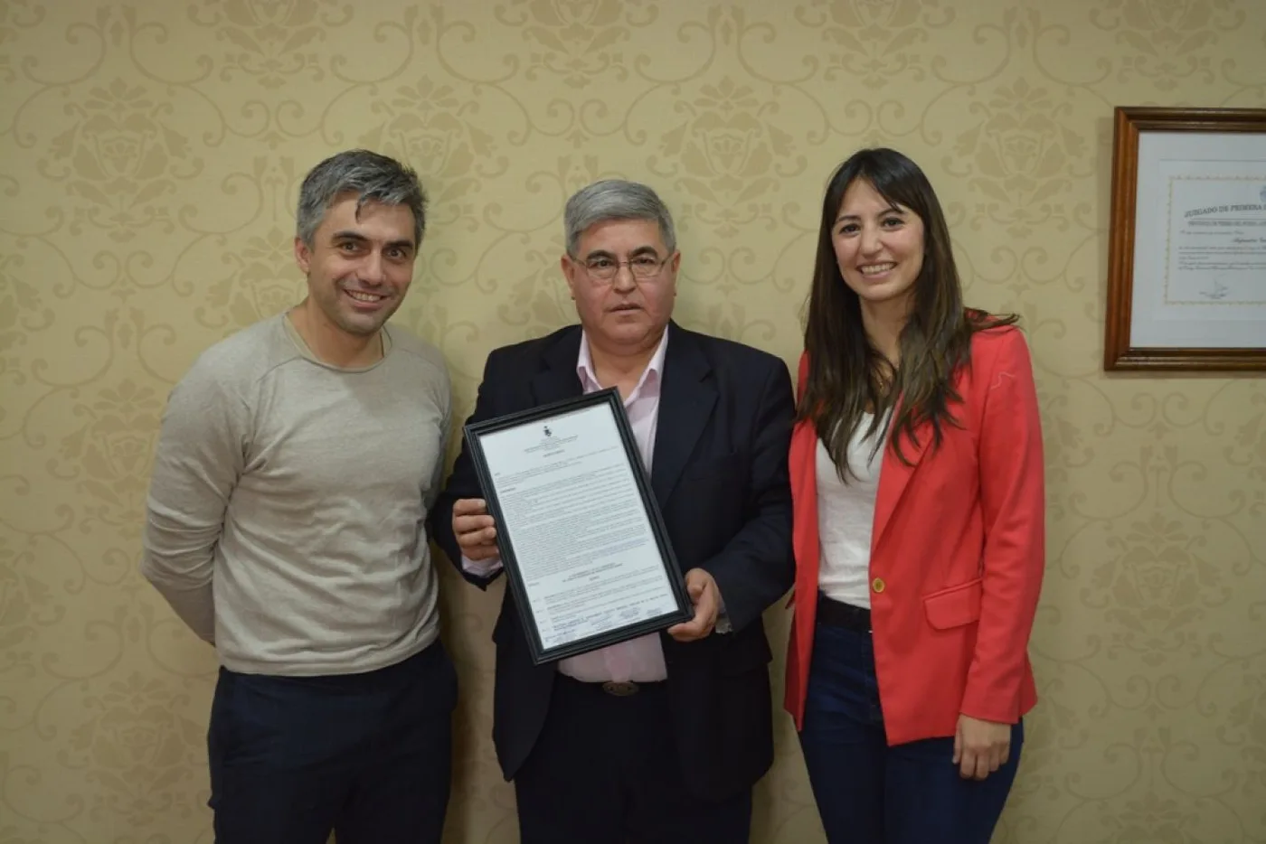 Los concejales Colazo y Rossi entregaron el decreto a su Director Alberto Centurión